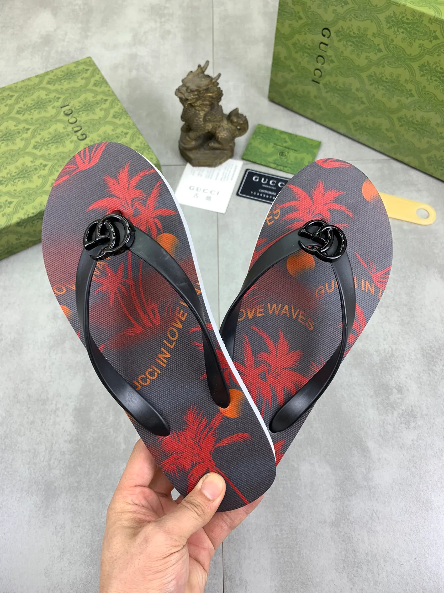 Men's men's shoes 💰P220💰【New style】🆘【GUCCI】Official website's popular Gucci adult couple 🧑‍🤝‍🧑 style, children's flip-flops are on sale at the counter simultaneously! Original fabric imported from Italy. Original bottom provided by the original factory. Size: Adult 36-45. Children’s size: 30-37. Multiple colors available.